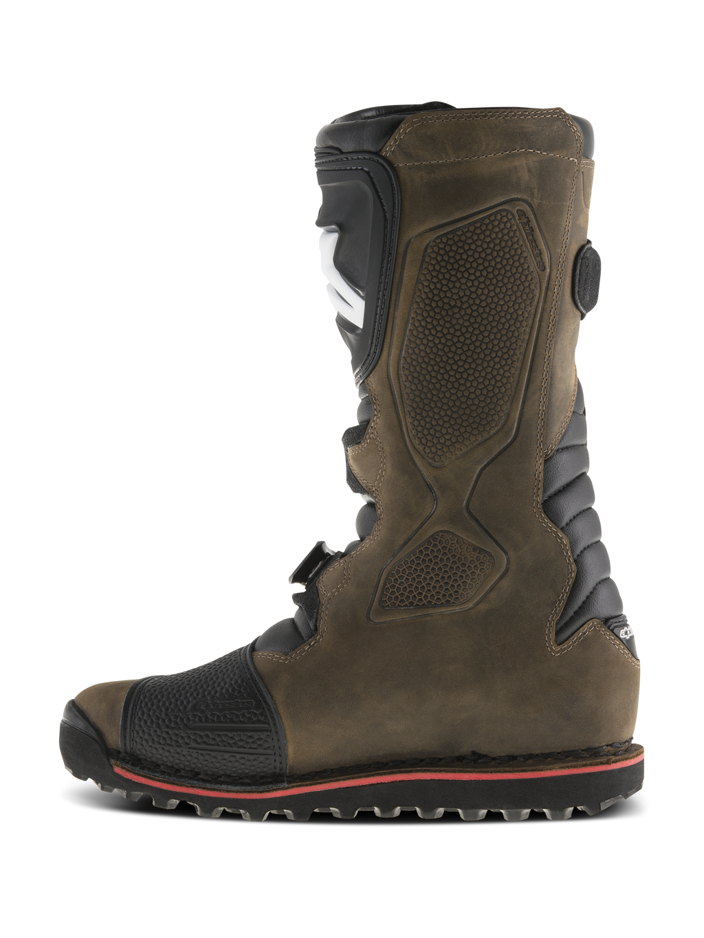 Alpinestars Tech-T Stiefel, Trial-Motorradstiefel, Braun geölt, Seitenansicht mit schwarzer ergonomischer Schienbeinplatte, strukturiertem Leder-Obermaterial, verstärktem Zehenbereich und strapazierfähiger Sohle mit roter Akzentlinie