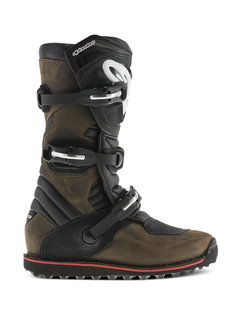 Alpinestars Tech-T Stiefel, Motorrad-Trial-Stiefel, Braun geölt und Schwarz, Seitenansicht mit Drei-Schnallen-Verschlusssystem, ergonomische Schienbeinplatte mit weißem Logo, robuste strukturierte Sohle mit rotem Akzentstreifen, entwickelt für Offroad-Trials