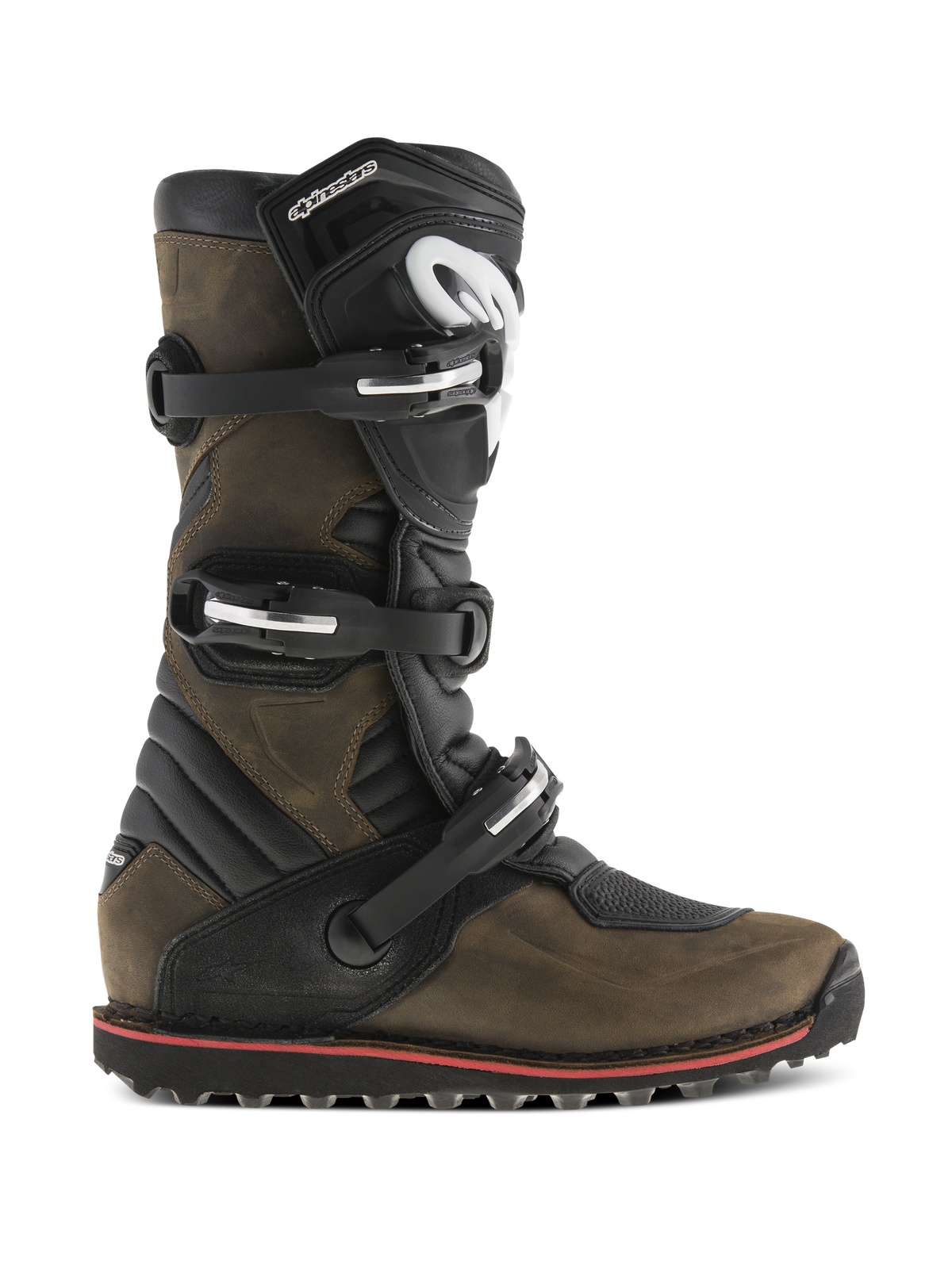 Alpinestars Tech-T Stiefel, Motorrad-Trial-Stiefel, Braun geölt und Schwarz, Seitenansicht mit Drei-Schnallen-Verschlusssystem, ergonomische Schienbeinplatte mit weißem Logo, robuste strukturierte Sohle mit rotem Akzentstreifen, entwickelt für Offroad-Trials
