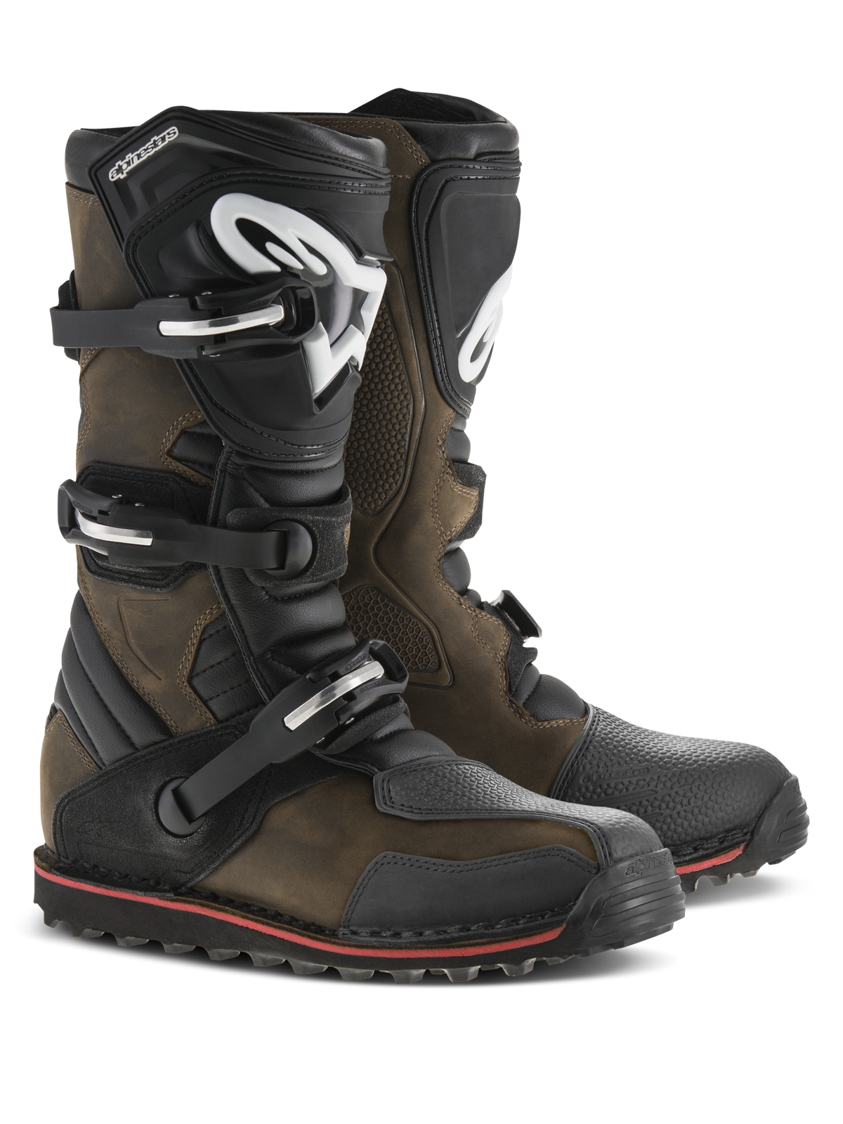 Alpinestars Tech-T Stiefel, Trials-Motorradstiefel, braun geöltes Leder mit schwarzen Akzenten, ergonomische Schienbeinplatten mit weißem Alpinestars-Logo, Drei-Schnallen-Verschlusssystem, schwarze Sohle mit rotem Streifen, robuste Offroad-Fußbekleidung