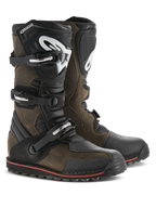 Alpinestars Tech-T Stiefel, Trials-Motorradstiefel, braun geöltes Leder mit schwarzen Akzenten, ergonomische Schienbeinplatten mit weißem Alpinestars-Logo, Drei-Schnallen-Verschlusssystem, schwarze Sohle mit rotem Streifen, robuste Offroad-Fußbekleidung