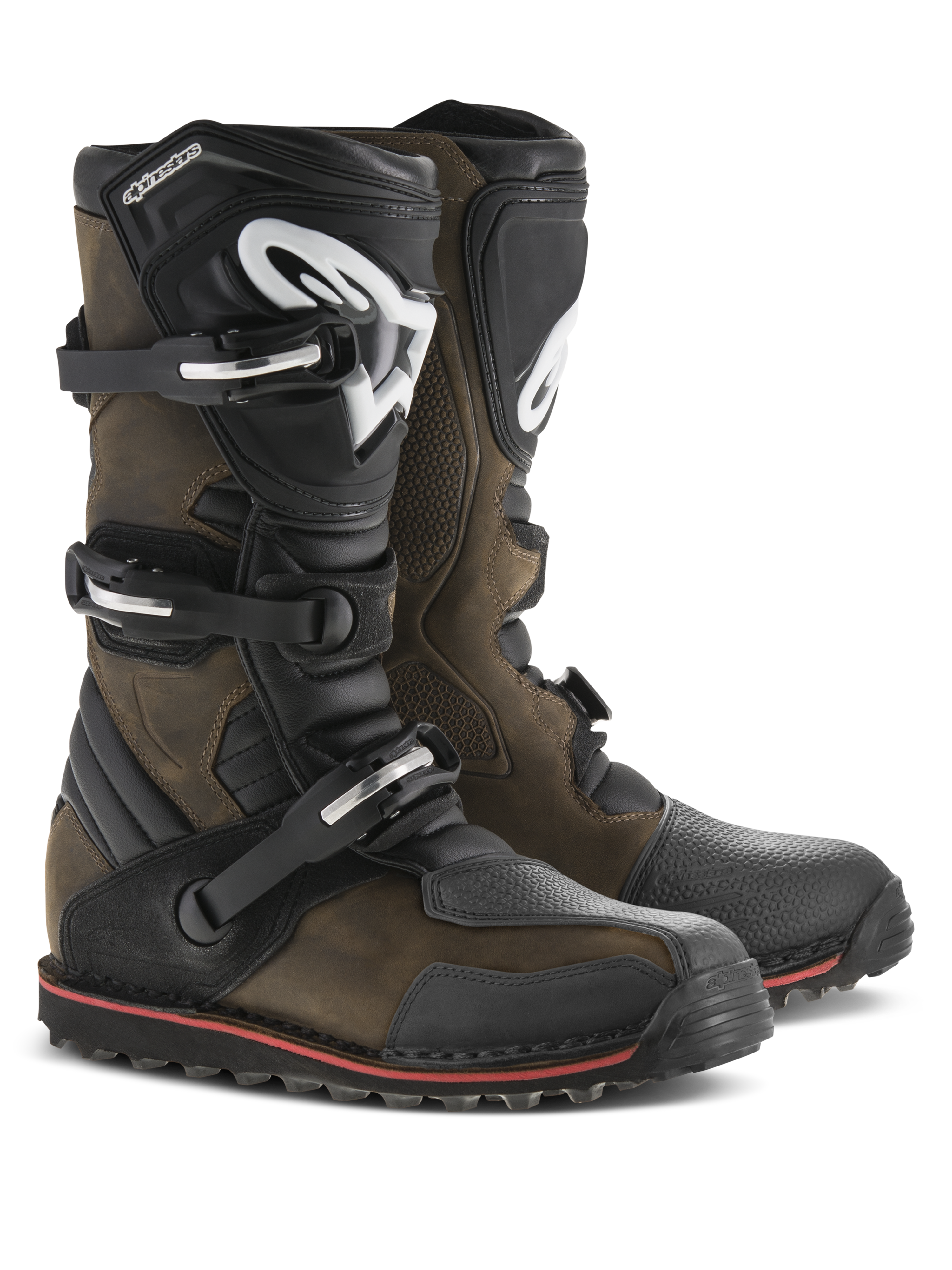 Alpinestars Tech-T Stiefel, Trials-Motorradstiefel, braun geöltes Leder mit schwarzen Akzenten, ergonomische Schienbeinplatten mit weißem Alpinestars-Logo, Drei-Schnallen-Verschlusssystem, schwarze Sohle mit rotem Streifen, robuste Offroad-Fußbekleidung