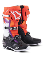 Alpinestars Tech 10 Stiefel, Motocross-Stiefel, Schwarz und Fluo-Orange mit roten und lila Akzenten, Dreifach-Schnallen-Verschlusssystem, weiße Alpinestars-Logos an Schienbein und Zehen, strapazierfähige TPU-Schale für Offroad-Rennen