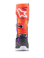 Alpinestars Tech 10 Stiefel, Motocross-Stiefel, Schwarz, Neonrot, Neonorange und Weiß mit violetten Akzenten, Vorderansicht mit Mehrfach-Schnallenverschlusssystem und großem weißen Logo auf dem Schienbeinschützer