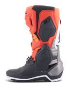 Alpinestars Tech 10 Stiefel, Motocross-Stiefel, Schwarz, Fluoreszierendes Rot und Orange mit weißen Akzenten, Seitenansicht mit fortschrittlichem TPU-Chassis, Schnallensystem und ergonomischem Design für Offroad-Performance.