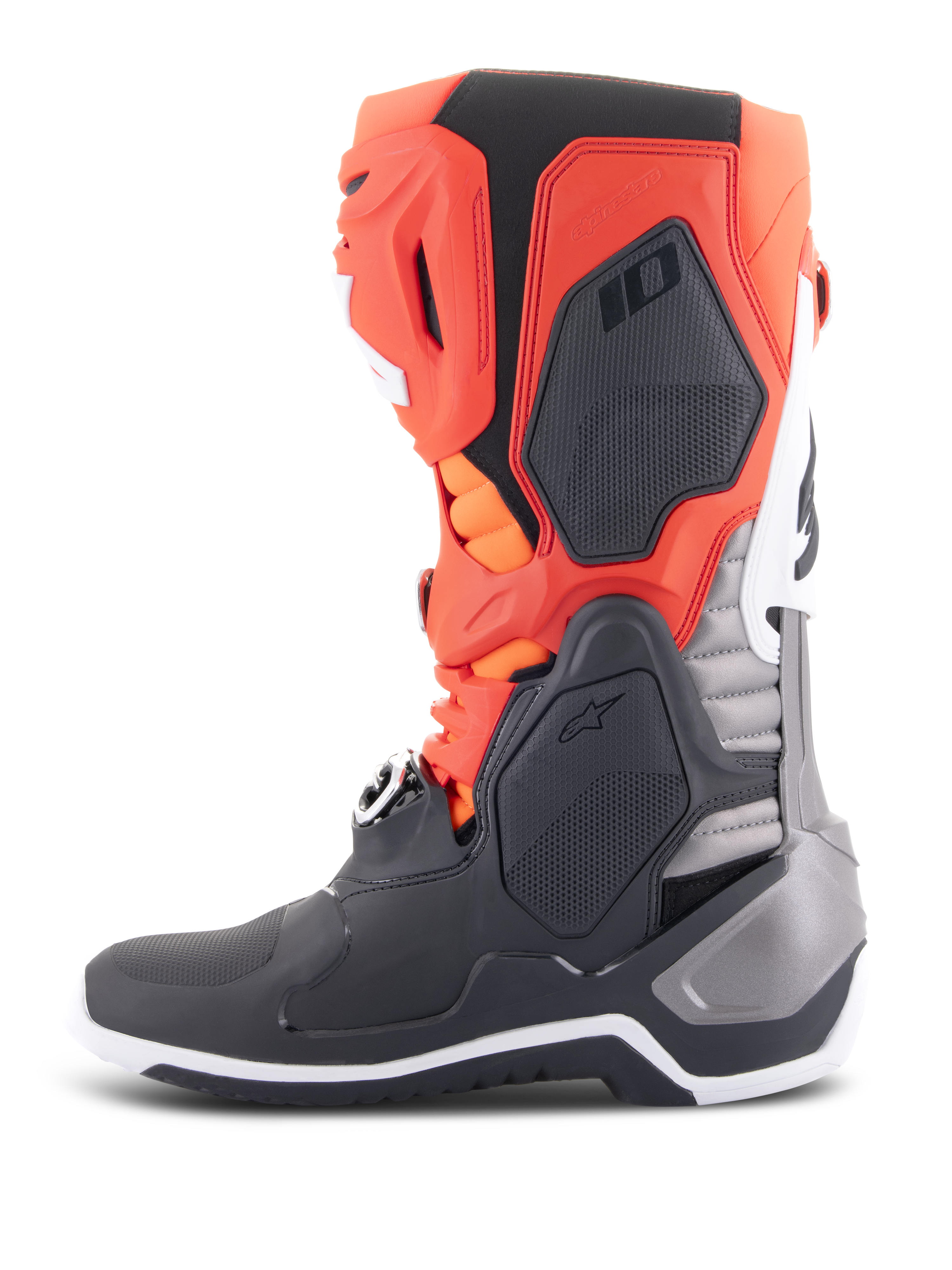 Alpinestars Tech 10 Stiefel, Motocross-Stiefel, Schwarz, Fluoreszierendes Rot und Orange mit weißen Akzenten, Seitenansicht mit fortschrittlichem TPU-Chassis, Schnallensystem und ergonomischem Design für Offroad-Performance.