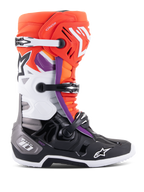 Alpinestars Tech 10 Stiefel, Motocross-Stiefel, Schwarz, Fluo-Orange, Weiß und lila Akzente, mit einem Dreifach-Schnallen-Verschlusssystem, Stern-Logos an Schienbein und Zehen sowie DHCP-Fersenschutz, Profilansicht von Offroad-Rennstiefeln
