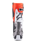 Alpinestars Tech 10 Stiefel, Motocross-Stiefel, Schwarz, Rot, Fluo-Orange und Weiß, Rückansicht mit leuchtend orangefarbenem Obermaterial, weißer Protektorenplatte mit schwarzem Logo und metallisch-grauem Fersenbereich für Offroad-Rennleistung