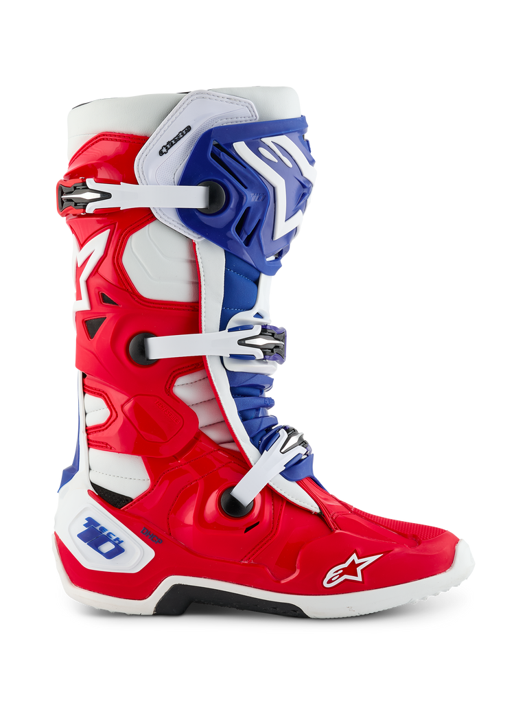 Alpinestars Limited Edition Fortitude Tech 10 Stiefel, Motocross-Stiefel, patriotisches Design in leuchtendem Rot, Weiß und Blau, Seitenansicht mit dreifachem Schnallenverschluss, schützender TPU-Schale und Alpinestars-Logo auf der Zehenkappe, erstklassiges Offroad-Schuhwerk