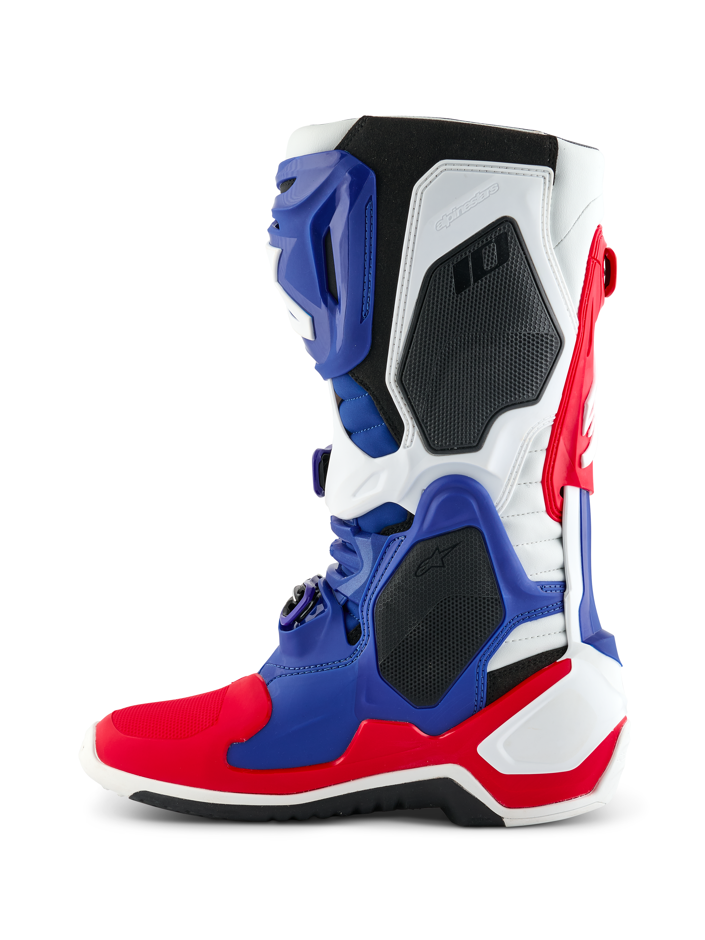 Alpinestars Limited Edition Fortitude Tech 10 Stiefel, Motocross-Stiefel, leuchtendes Rot, Weiß und Blau, seitliche Profilansicht mit mehrteiligem TPU-Chassis, schwarzen schützenden Wabeneinsätzen und Alpinestars-Logo, professionelles Schuhwerk für den Offroad-Rennsport
