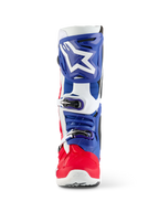 Alpinestars Limited Edition Fortitude Tech 10 Stiefel, Motocross-Stiefel, Hellrot, Weiß und Blau, Frontansicht mit einem großen weißen Stern-Logo auf einer blauen Schienbeinplatte, Dreifach-Schnallen-Verschlusssystem und leuchtend roter Fußschale, entwickelt für Elite-Offroad-Performance.