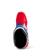 Alpinestars Limited Edition Fortitude Tech 10 Stiefel, Motocross-Stiefel, Leuchtendes Rot, Weiß und Blau, Ansicht von oben zeigt den roten Zehenbereich und die blaue Manschette mit schwarzer gepolsterter Innenseite, strapazierfähige Offroad-Rennausrüstung