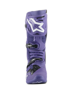 Alpinestars Tech 10 Stiefel, Motocross-Stiefel, Ultraviolett-Lila und Schwarz, Vorderansicht, mit weißem Alpinestars-Logo auf dem Schienbein, Dreifach-Schnallen-Verschlusssystem, strapazierfähige TPU-Schale für den Offroad-Rennsport