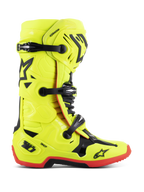 Alpinestars Tech 10 Stiefel, Motocross-Rennstiefel, Gelb Fluo mit schwarzen und roten Akzenten, Seitenansicht mit Dreifach-Schnallenverschluss, verstärkter Schienbeinplatte, roter griffiger Sohle und DHCP-Fersenschutz, professionelle Offroad-Motorradausrüstung