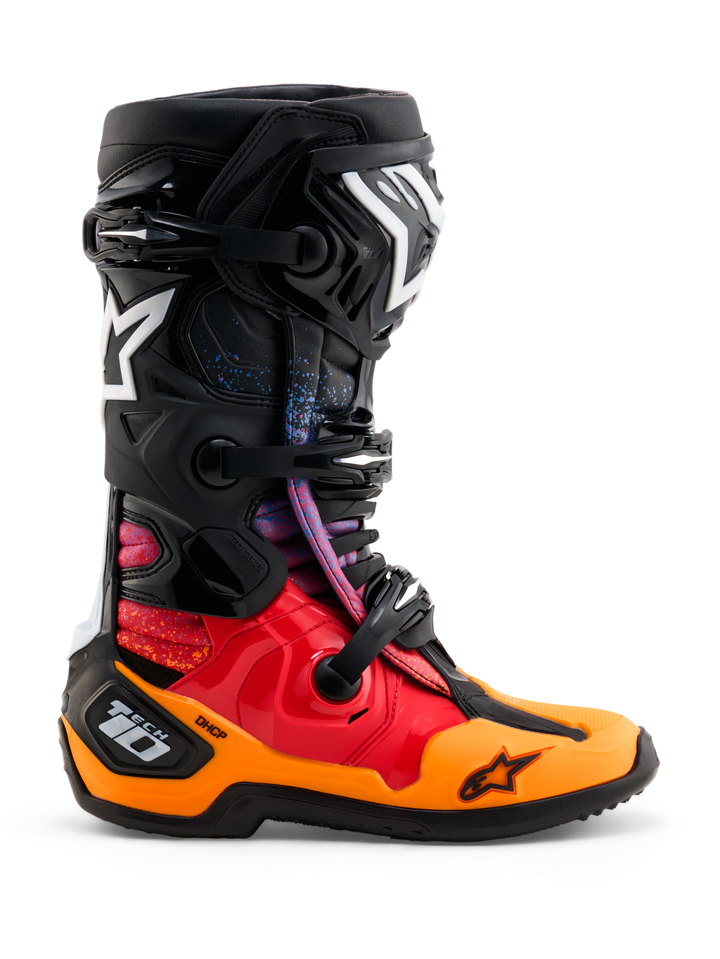 Alpinestars Limited Edition Tech 10 Black Hole Stiefel, Motocross-Rennstiefel, Black Burst Farbgebung mit rot-orangen Farbverläufen und blauen Sprenkeln, weiße Alpinestars Stern-Logos, Dreifach-Schnallen-Verschlusssystem und schützendes DHCP-Fersen-Chassis, Seitenprofil