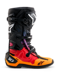 Alpinestars Limited Edition Tech 10 Black Hole Stiefel, Motocross-Rennstiefel, Black Burst Farbgebung mit rot-orangen Farbverläufen und blauen Sprenkeln, weiße Alpinestars Stern-Logos, Dreifach-Schnallen-Verschlusssystem und schützendes DHCP-Fersen-Chassis, Seitenprofil