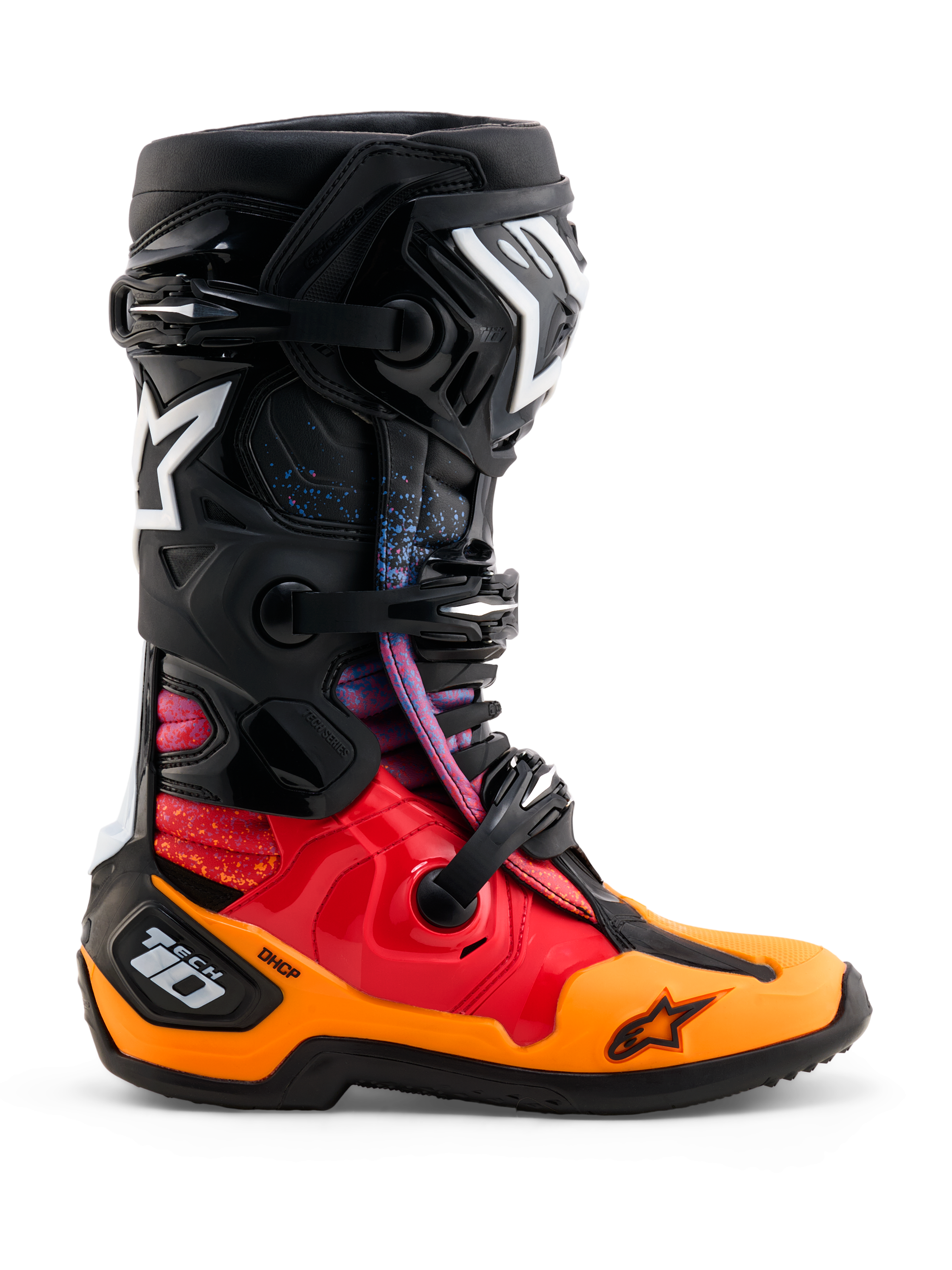 Alpinestars Limited Edition Tech 10 Black Hole Stiefel, Motocross-Rennstiefel, Black Burst Farbgebung mit rot-orangen Farbverläufen und blauen Sprenkeln, weiße Alpinestars Stern-Logos, Dreifach-Schnallen-Verschlusssystem und schützendes DHCP-Fersen-Chassis, Seitenprofil