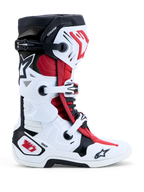 Alpinestars Tech 10 Stiefel, Motocross- und Offroad-Stiefel in Weiß, Schwarz und Leuchtrot, Seitenansicht mit robuster TPU-Schale, Schnallenverschlusssystem und Dynamic Heel Compression Protector (DHCP).
