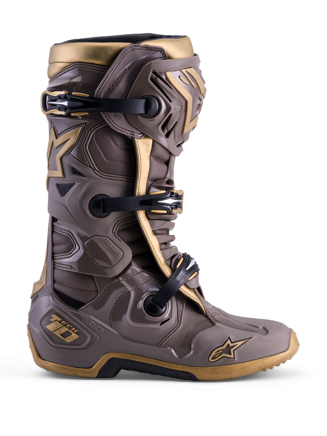 Alpinestars Limited Edition Tech 10 Air Gold Motocross-Stiefel in Earth Brown Gold mit schützender TPU-Schale.