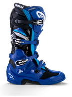 Alpinestars Yamaha Tech 7 Stiefel, Motocross-Rennstiefel, Blau mit schwarzen und weißen Akzenten, Seitenprofil mit vier verstellbaren Schnallen, verstärkter TPU-Schutz an Schienbein und Ferse, markantes Yamaha-Branding, robuste Sohle für Offroad-Performance