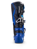 Rückansicht der Alpinestars Yamaha Tech 7 Stiefel in Blau, Schwarz und Weiß, mit einer schützenden TPU-Schale, einem Gelenksystem am Knöchel und markanten Alpinestars- und Yamaha-Logos, entwickelt für Motocross- und Offroad-Fahrten.