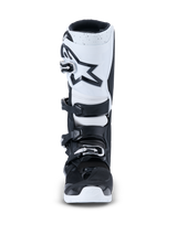 Alpinestars 2026 Tech 7 Enduro Stiefel, Motocross-Stiefel, Schwarz und Weiß, Vorderansicht mit weißer Schienbeinplatte, schwarzem Stern-Logo, Vier-Schnallen-Verschlusssystem und strapazierfähiger weißer Außensohle