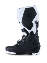 Alpinestars 2026 Tech 7 Enduro Stiefel, Motocross-Stiefel, Schwarz und Weiß, Seitenansicht mit strapazierfähigen TPU-Schutzpanelen, strukturierter medialer Grip-Bereich mit Tech 7-Branding und robustem Schnallenverschlusssystem für den Offroad-Einsatz.