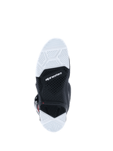 Alpinestars 2026 Tech 7 Enduro Stiefel, Unteransicht der Außensohle, schwarz-weiße Dual-Compound-Sohle mit strukturiertem Profil, Alpinestars-Logo in der Mitte, konzipiert für Strapazierfähigkeit und Grip in Offroad-Gelände