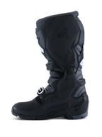 Alpinestars 2026 Tech 7 Enduro Stiefel, Motocross- und Enduro-Stiefel, Schwarz Anthrazit Weiß, mediale Seitenansicht mit texturiertem TPU-Panel für Bike-Kontakt, robuster Dual-Compound-Sohle und strapazierfähiger Mikrofaser-Konstruktion.