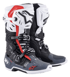 Alpinestars Tech 10 Supervented Stiefel, Motocross-Stiefel, Schwarz, Weiß, Mittelgrau und Rot, mit belüfteten Schienbeinplatten, perforierter Mikrofaser-Konstruktion für Luftzirkulation, Mehrfach-Schnallenverschlusssystem und Alpinestars-Logo an Zehen und Ferse.