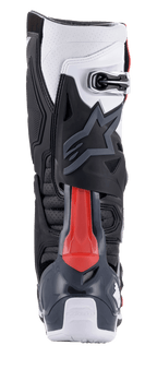 Alpinestars Tech 10 Supervented Stiefel, Motocross-Stiefel, Rückansicht in Schwarz, Weiß, Mittelgrau und Rot, mit rotem hinterem Blade-Protektor, perforierten Zonen zur Belüftung und Hochleistungs-TPU-Schale mit sicherem Schnallenverschluss.