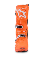 Alpinestars Tech 10 Supervented Stiefel, Orange Fluo Schwarz Weiß, Vorderansicht eines einzelnen leuchtend neonorangen Motocross-Stiefels, weißes Alpinestars Stern-Logo auf der Schienbeinplatte, mechanische Schnallen und perforierte Belüftungsöffnungen für Offroad-Performance.