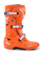 Alpinestars Tech 10 Supervented Stiefel, Motocross-Stiefel, Orange Fluo und Weiß, Seitenansicht mit weißen mechanischen Schnallen und schwarzen Akzenten, belüftetes Design mit perforierten Paneelen, erstklassiges schützendes Rennschuhwerk