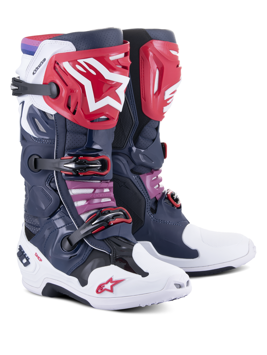 Alpinestars Tech 10 Supervented Stiefel, Motocross-Stiefel, Night Navy White Rainbow, mit roten Schienbeinplatten und einem weißen Stern-Logo, mehreren schwarzen Schnallen und perforierten Mesh-Einsätzen für hohe Luftzirkulation.
