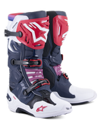 Alpinestars Tech 10 Supervented Stiefel, Motocross-Stiefel, Night Navy White Rainbow, mit roten Schienbeinplatten und einem weißen Stern-Logo, mehreren schwarzen Schnallen und perforierten Mesh-Einsätzen für hohe Luftzirkulation.