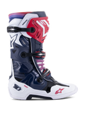 Alpinestars Tech 10 Supervented Stiefel, Motocross-Rennstiefel, Night Navy White Rainbow Design, Seitenansicht, dunkelblaue und weiße Schale mit roten Akzenten, schwarze Schnallen, lila-roter Farbverlauf am oberen Rand, hochleistungsfähige belüftete Konstruktion für Offroad-Rennsport
