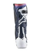 Alpinestars Tech 10 Supervented Stiefel, Motocross-Stiefel, Night Navy White Rainbow, Rückansicht mit der navy-weißen TPU-Struktur und einem lebendigen Regenbogen-Farbverlauf am oberen Rand, weißes Astars-Logo, belüftete Einsätze für Offroad-Performance.