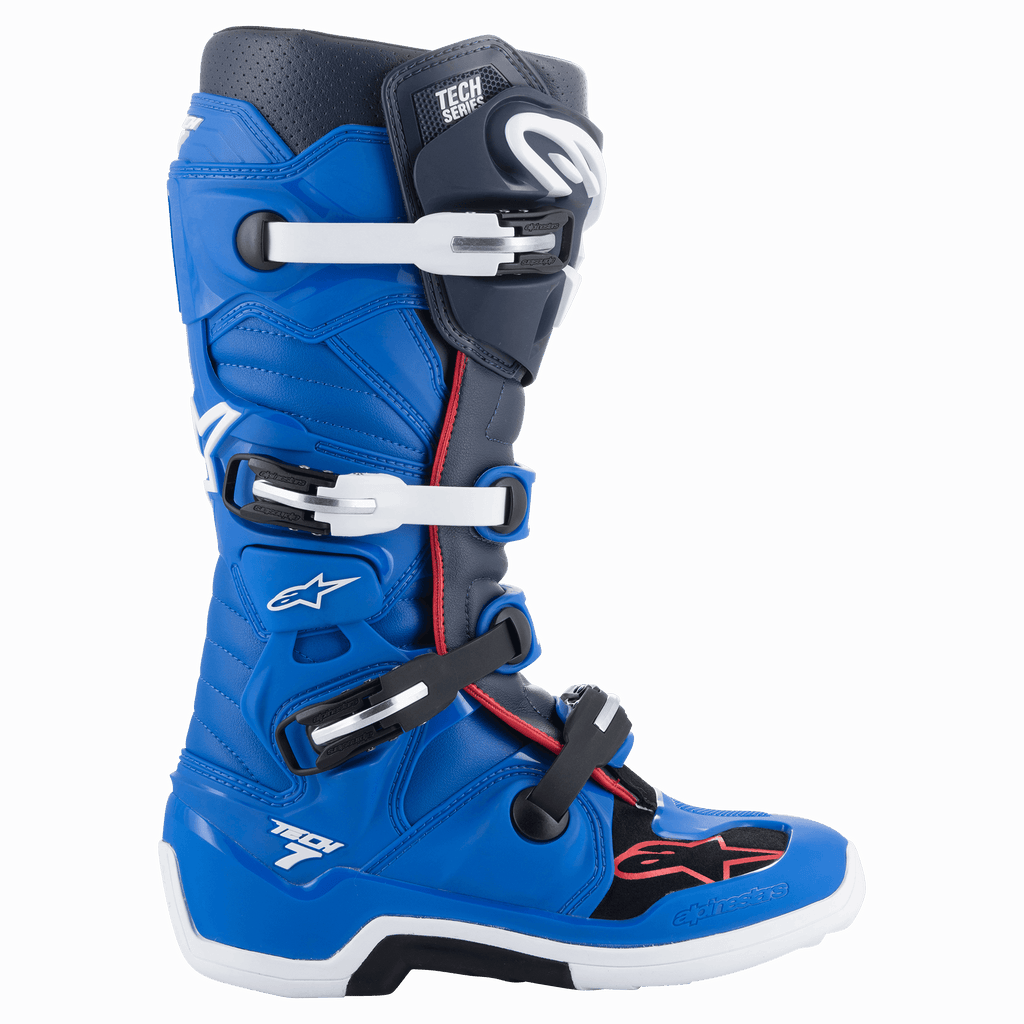 Alpinestars Tech 7 Stiefel, Motocross-Stiefel, Alpine-Blau, Nachtblau und Hellrot, High-Top-Design mit Vier-Schnallen-Verschlusssystem, weiße und schwarze Schnallen, weiße Sohle mit schwarzem Mittelteil, rote Akzente und Alpinestars-Branding, professioneller Offroad-Rennschutz