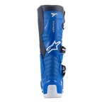 Alpinestars Tech 7 Stiefel, Motocross-Stiefel, Alpine Blue und Night Navy mit weißen Akzenten, Rückansicht mit konturiertem Wadenprotektor, weißer Fersenverstärkung mit Tech Series-Logo und Details des seitlichen Schnallenverschlusssystems.