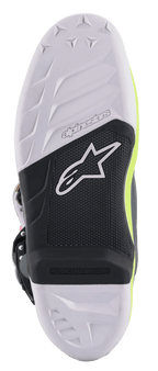 Alpinestars Tech 7 Stiefel, Motocross-Stiefel, Detailansicht der Sohle mit einem schwarz-weißen Verbunddesign, austauschbarer Fußrasteneinsatz, strukturierter Grip mit dem Alpinestars Stern-Logo und fluoreszierend gelben Akzenten