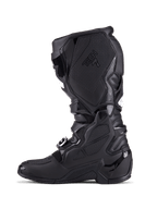 Alpinestars Tech 7 Stiefel, Motocross-Stiefel, Komplett Schwarz, Seitenprofilansicht zeigt TPU-Schutzplatten, Schnallenverschlusssystem und strukturierte Grip-Paneele, professionelles Offroad-Schuhwerk