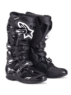 Alpinestars Tech 7 Stiefel, Motocross-Stiefel, Schwarz, robuste Konstruktion mit Vier-Schnallen-Verschlusssystem, TPU-Schutzpaneelen und weißem Alpinestars-Logo im Schienbeinbereich, professionelles Offroad-Schuhwerk für den Geländesport