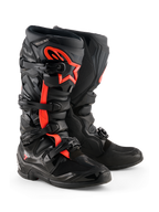 Alpinestars Tech 7 Stiefel, Motocross-Stiefel, Schwarz und Rot Fluo, mit vier schwarzen Schnallen, TPU-Schienbeinplatte und rotem Alpinestars-Sternlogo an der Seite, robustes Offroad-Design.