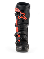 Alpinestars Tech 7 Stiefel, Motocross-Stiefel, Schwarz und Rot Fluo, Vorderansicht, mit einem großen Alpinestars-Sternlogo in Rot Fluo auf der Schienbeinplatte, Vier-Schnallen-Verschlusssystem und strapazierfähiger TPU-Konstruktion für den Offroad-Rennsport.