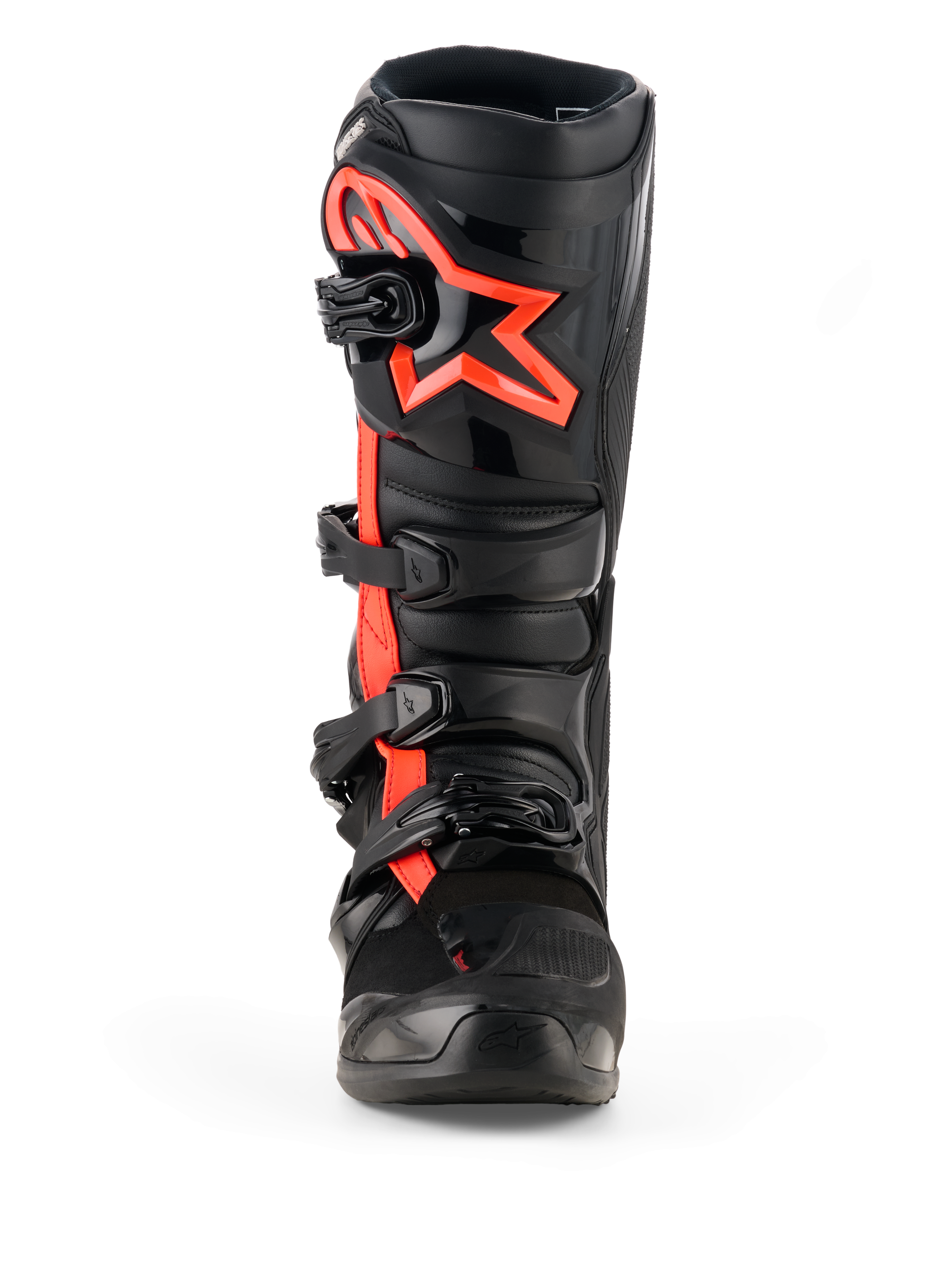 Alpinestars Tech 7 Stiefel, Motocross-Stiefel, Schwarz und Rot Fluo, Vorderansicht, mit einem großen Alpinestars-Sternlogo in Rot Fluo auf der Schienbeinplatte, Vier-Schnallen-Verschlusssystem und strapazierfähiger TPU-Konstruktion für den Offroad-Rennsport.