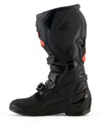 Alpinestars Tech 7 Stiefel, Motocross-Stiefel, Schwarz mit Red Fluo Akzenten, mediale Seitenansicht mit TPU-Schutzschalen, Schnallensystem und texturierten Grip-Einsätzen für Offroad-Performance