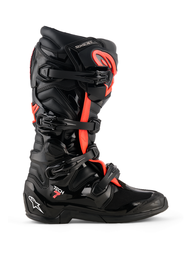 Alpinestars Tech 7 Stiefel, Motocross-Stiefel, Schwarz und Fluo-Rot, Seitenansicht, mit einem Vier-Schnallen-Verschlusssystem, TPU-Schutzschale mit „Tech 7“-Branding und weißem Astars-Logo an der Ferse, strapazierfähiges Schuhwerk für den Offroad-Rennsport.