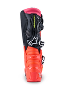 Alpinestars Tech 7 Stiefel, Motocross-Stiefel, Schwarz, Rot Fluo und Pink Fluo, Rückansicht mit verstärkter TPU-Ferse, Multi-Material-Obermaterial und pinker Gamasche.