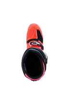 Alpinestars Tech 7 Stiefel, MX26 Kollektion, Motocross-Stiefel, Schwarz, Rot Fluo und Pink Fluo, Draufsicht mit Blick in die Innenöffnung, mit leuchtend pinkem Innenfutter und rot fluoreszierender Außenschale mit Schnallenverschluss.