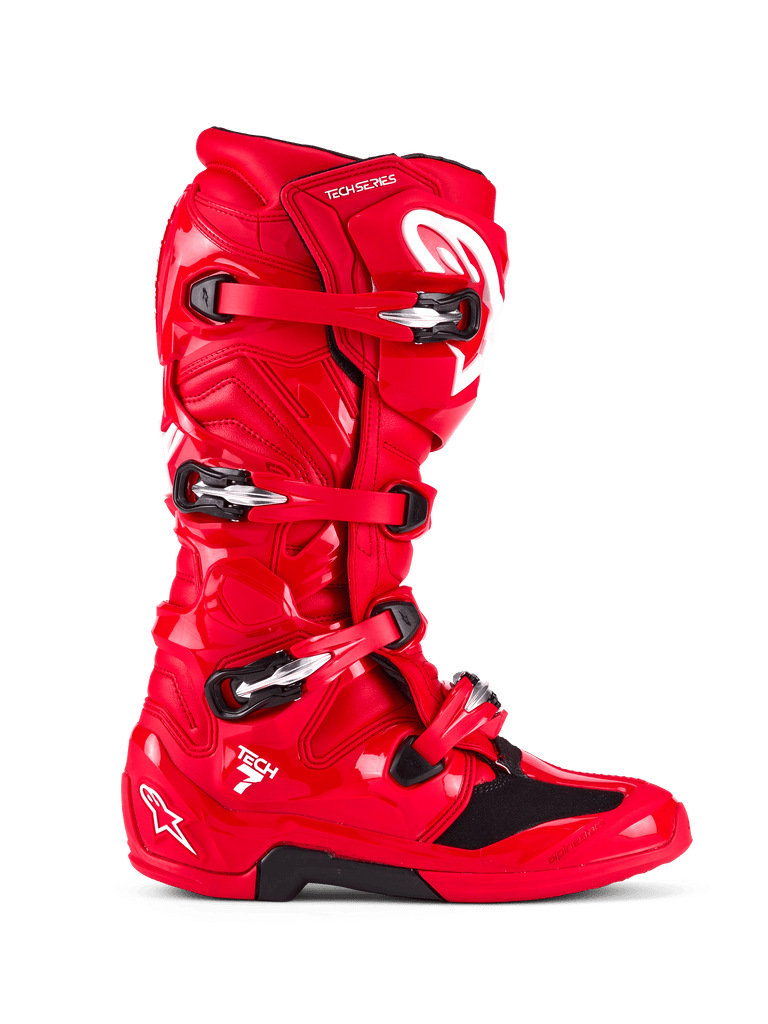 Alpinestars Tech 7 Stiefel, Motocross-Stiefel, Hellrot, Seitenansicht, mit einem Vier-Schnallen-Verschlusssystem, TPU-Schutzschale, weißem Alpinestars-Logo und „Tech 7“-Branding, strapazierfähiges Offroad-Rennschuhwerk